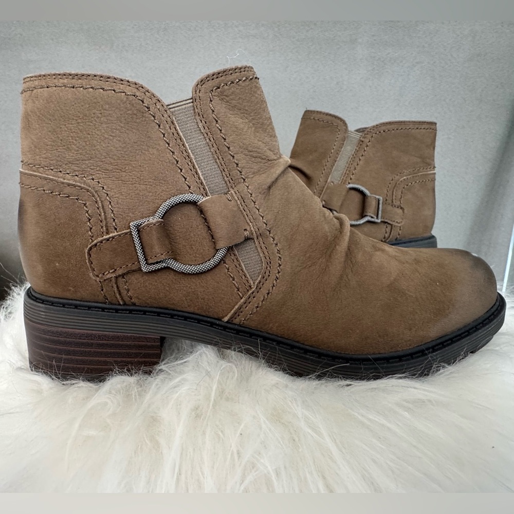 Clarks Hearth Faye Leather/Suede Ankle Boots Tan Size 7.5 NWOB
